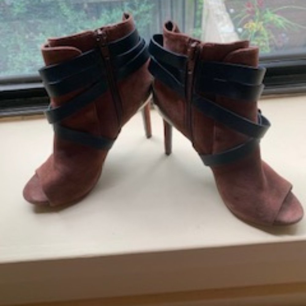 RUST SUEDE BOOTIES BLK LEATHER STRAP 6